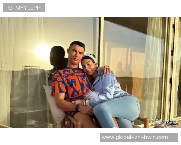 C罗与家人共享节日快乐时光被女强人环绕的幸福瞬间